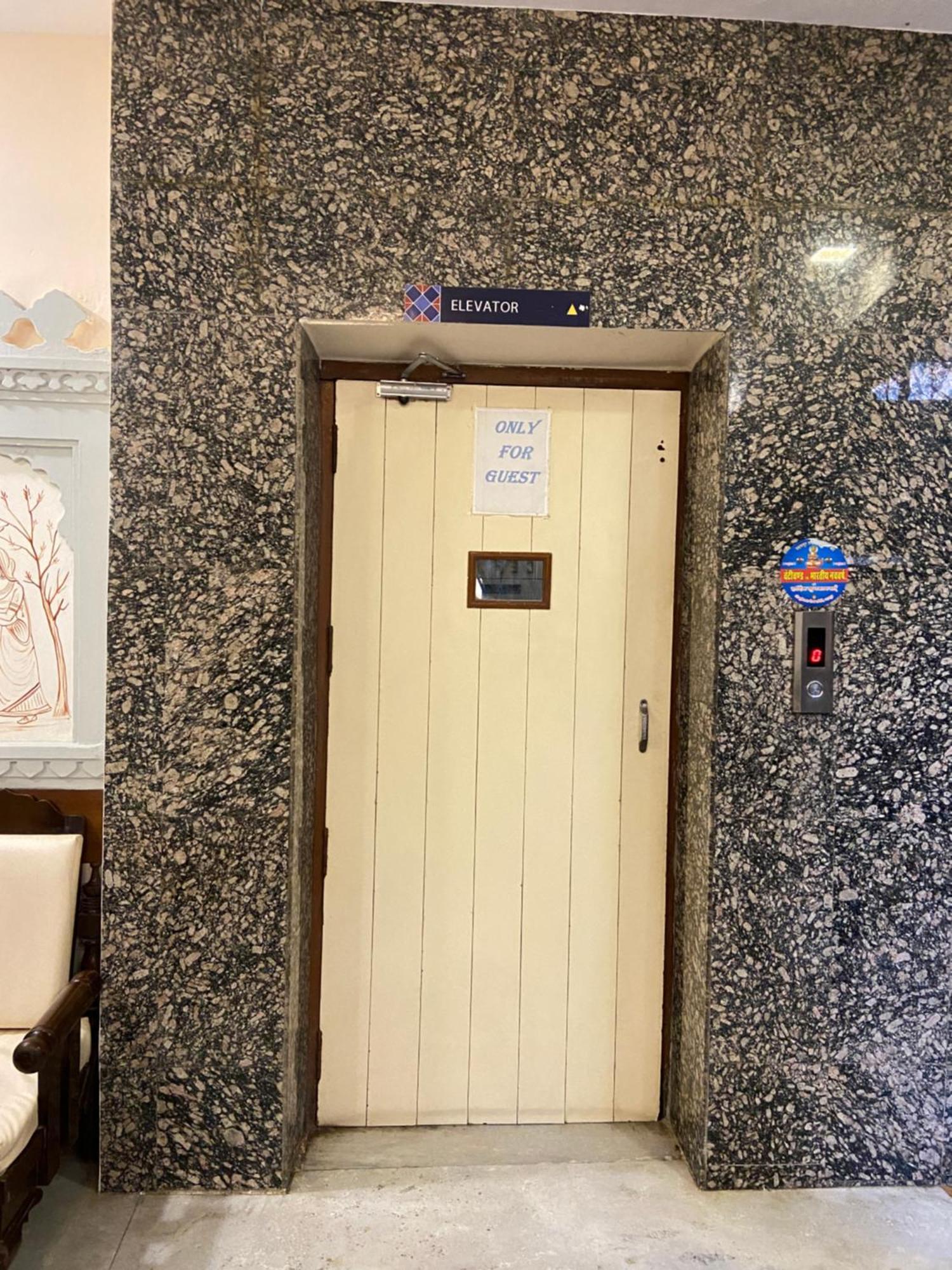 Hotel Damanis Udaipur Bagian luar foto